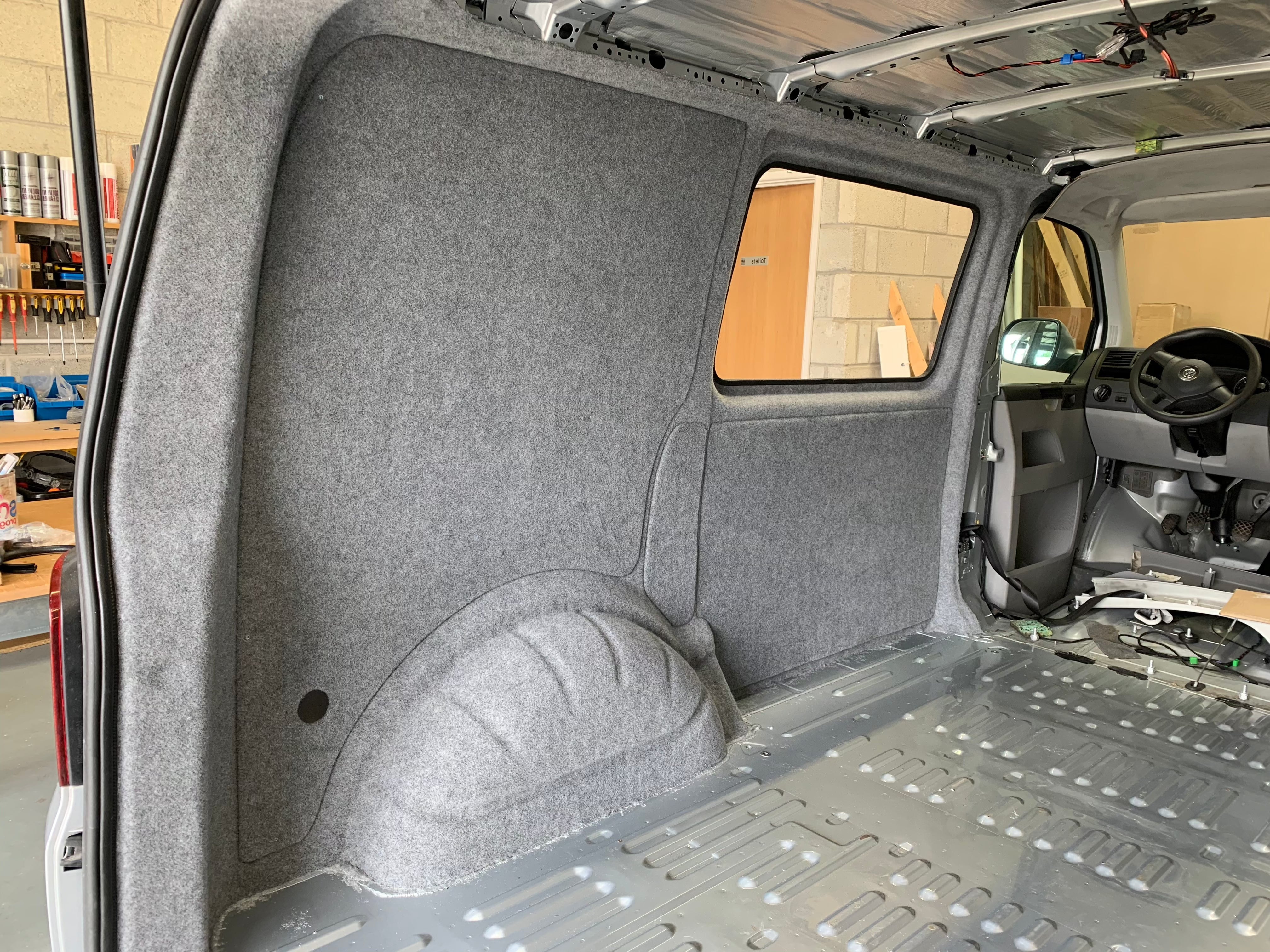 Kiravans Camper Ausbau-Set – 20 m² Carpet-Filz + Kleber + Dämmung für Geräusch- & Schallisolation