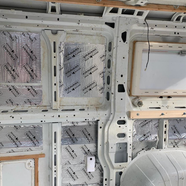 Kiravans Camper Ausbau-Set – 20 m² Carpet-Filz + Kleber + Dämmung für Geräusch- & Schallisolation