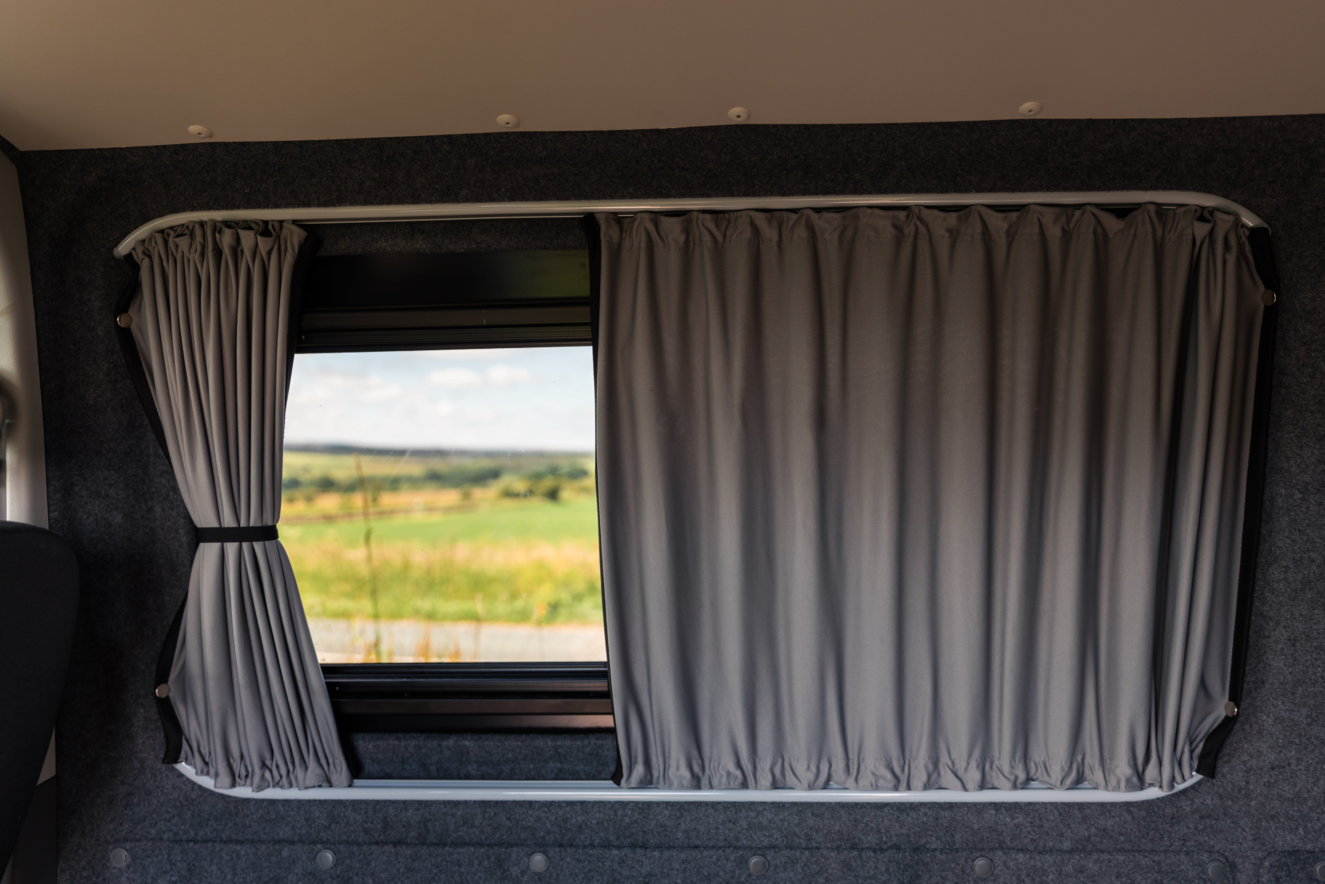 Kit de rideaux Ford Transit Custom 2013-2023 - Fenêtre droite centrale - Porte coulissante (Premium occultant)