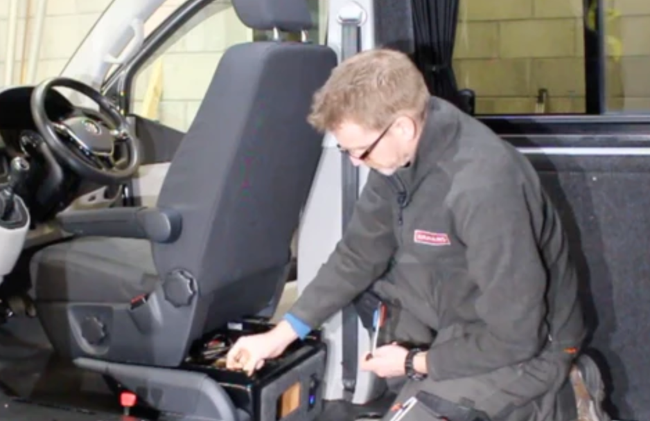 Kiravans Doppelsitz-Drehkonsole für Opel Vivaro 2014-2018 Mk2 (EU - Li