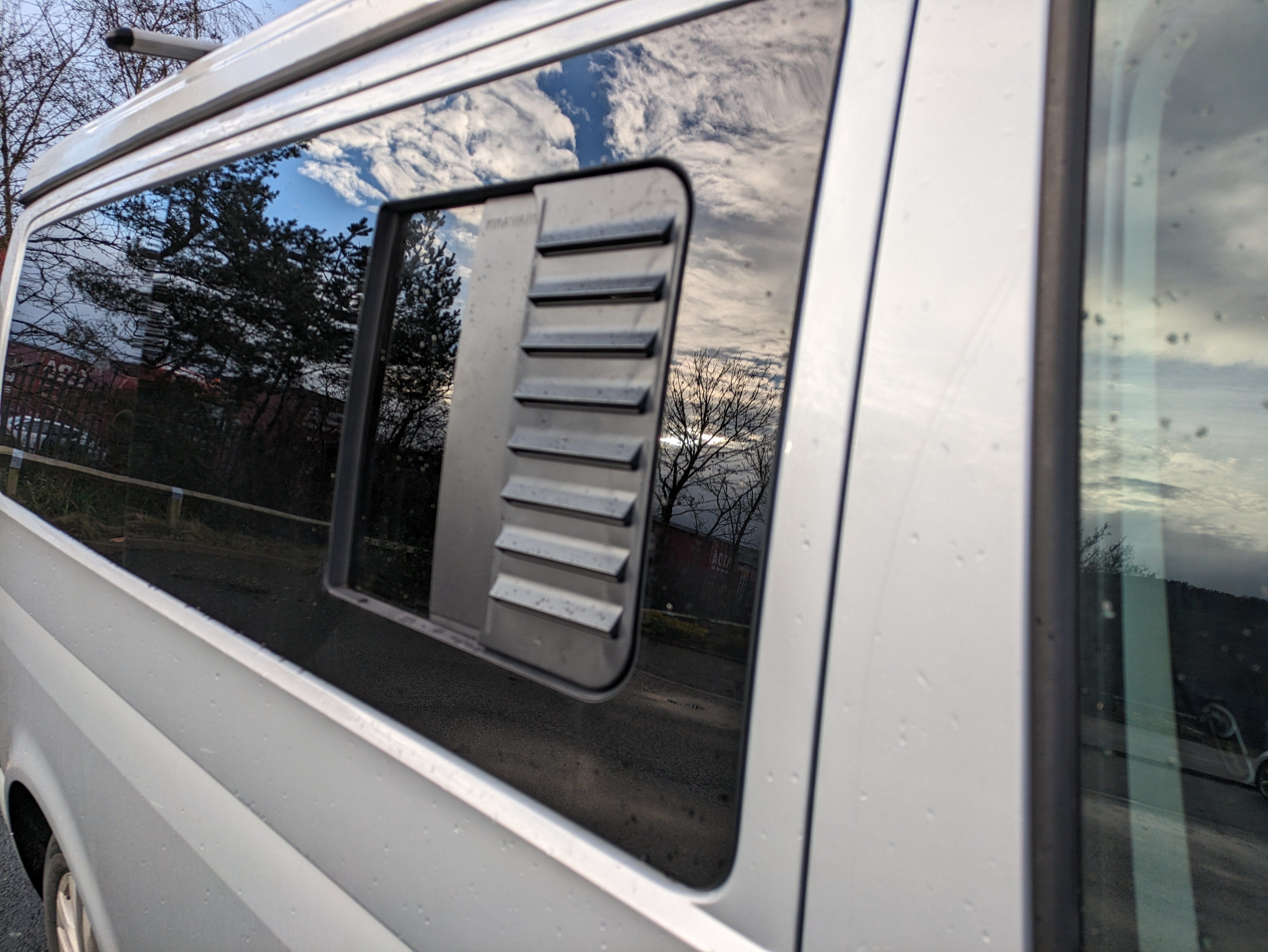 Kiravans Fensterlüfter für VW T5/6 (Fenster mit Rechtsöffnung)