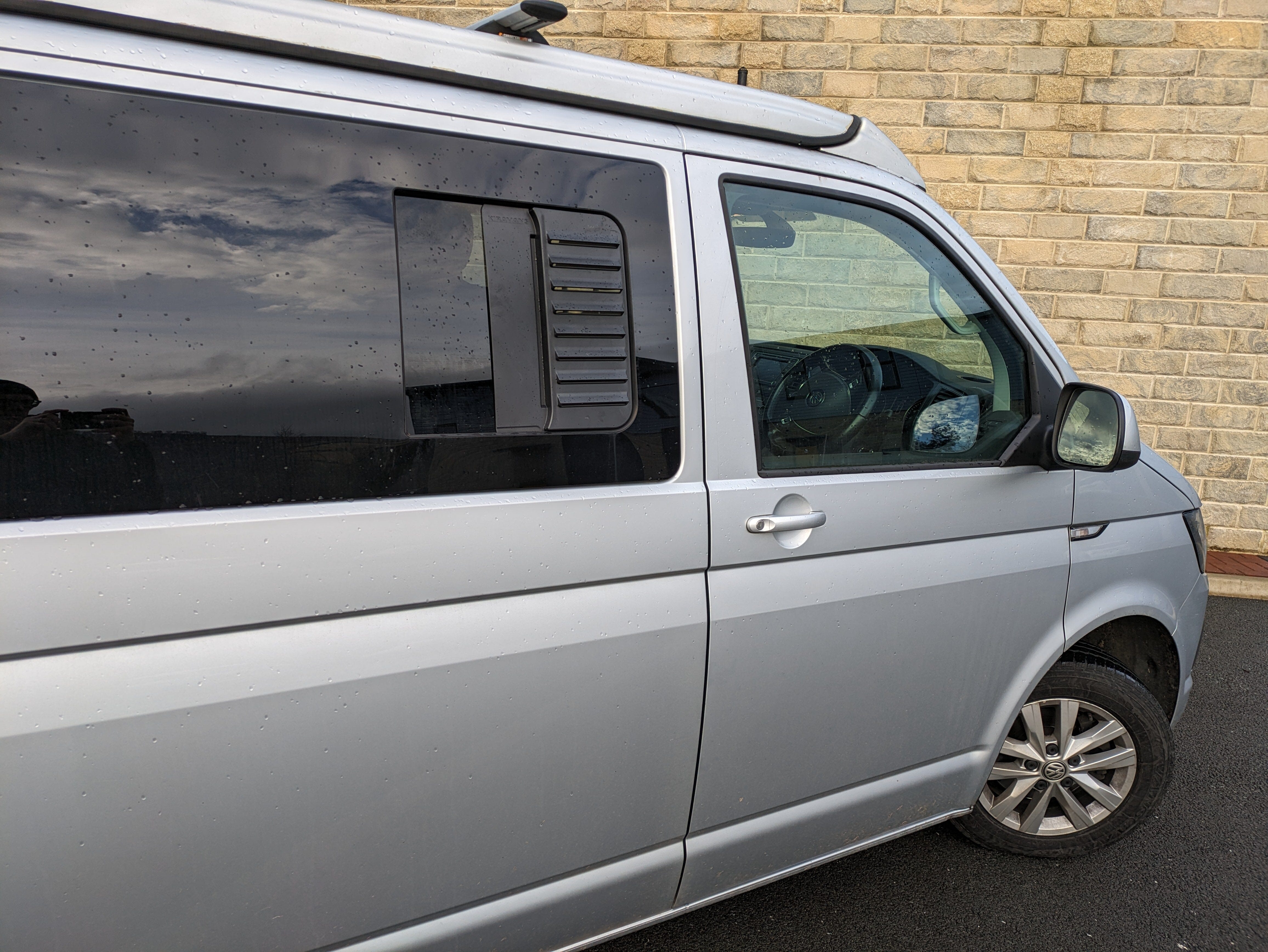 Kiravans Fensterlüfter für VW T5/6 (Fenster mit Rechtsöffnung)