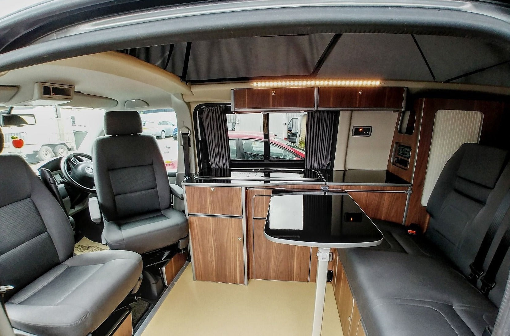 Kiravans T5 Doppelsitzbank - Drehkonsole EU Wohnmobile mit Linksantrieb TÜV  - Mein-Camperausbau