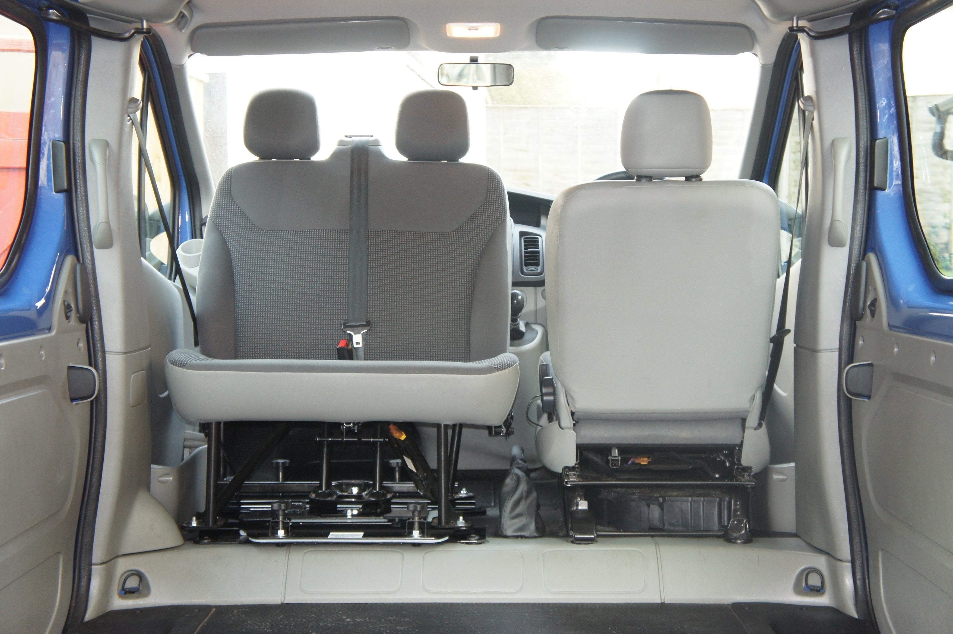Kiravans Doppelsitz-Drehkonsole für Renault Trafic 2001-2014 (2 Gen) (UK & IRL - RECHTSLENKER)