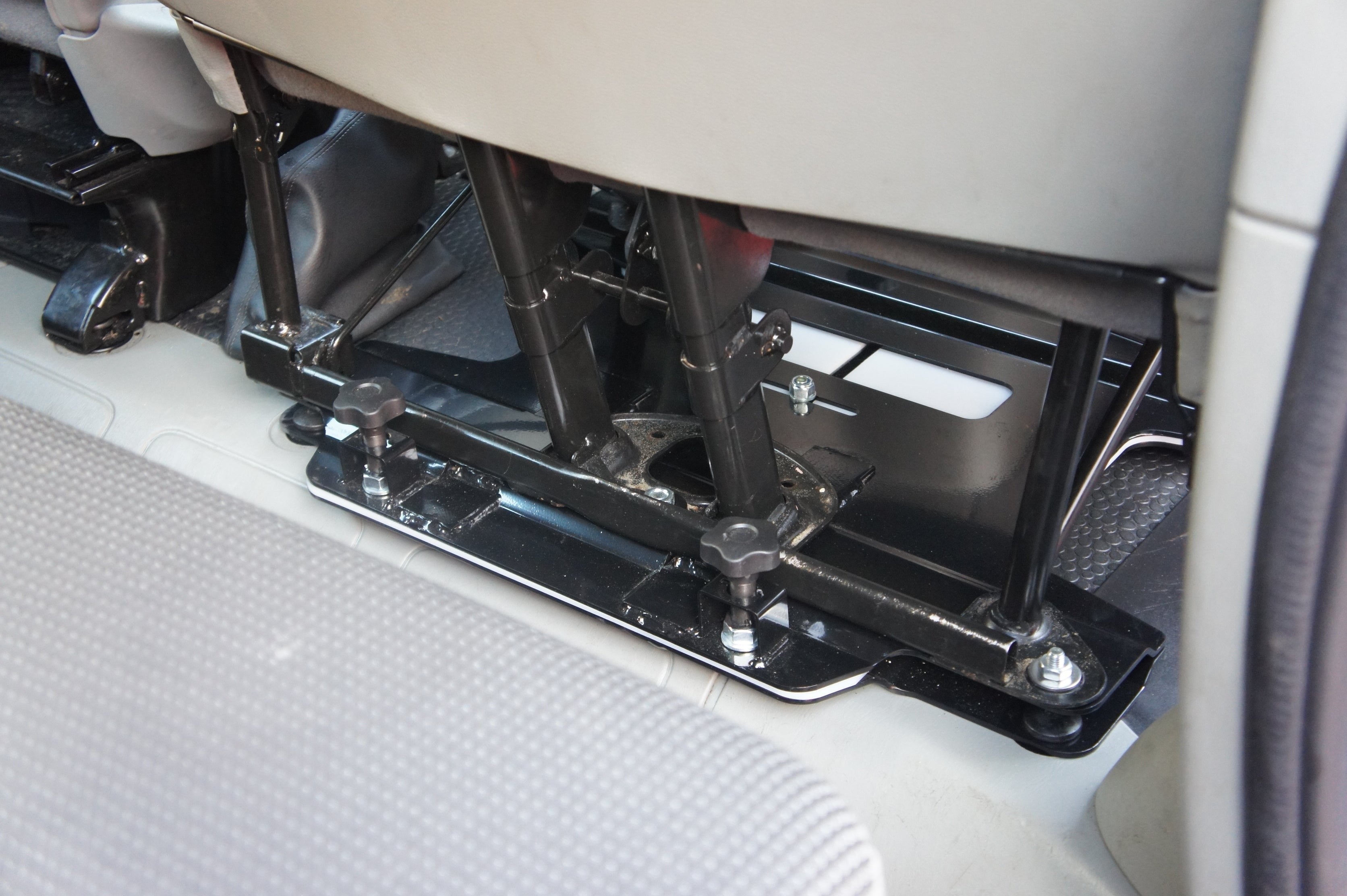 Kiravans Doppelsitz-Drehkonsole für Opel Vivaro 2001-2014 - 2. Gen. (EU - Linkslenker)