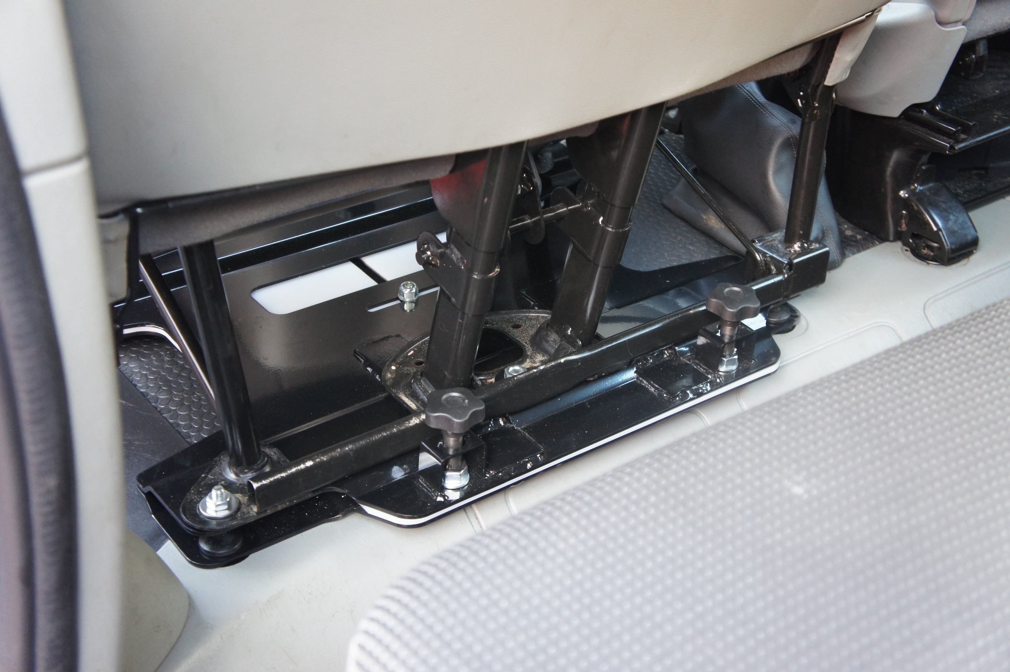 Kiravans Doppelsitz-Drehkonsole für Renault Trafic 2014+ 3. Gen. (UK & IRL - RECHTSLENKER)