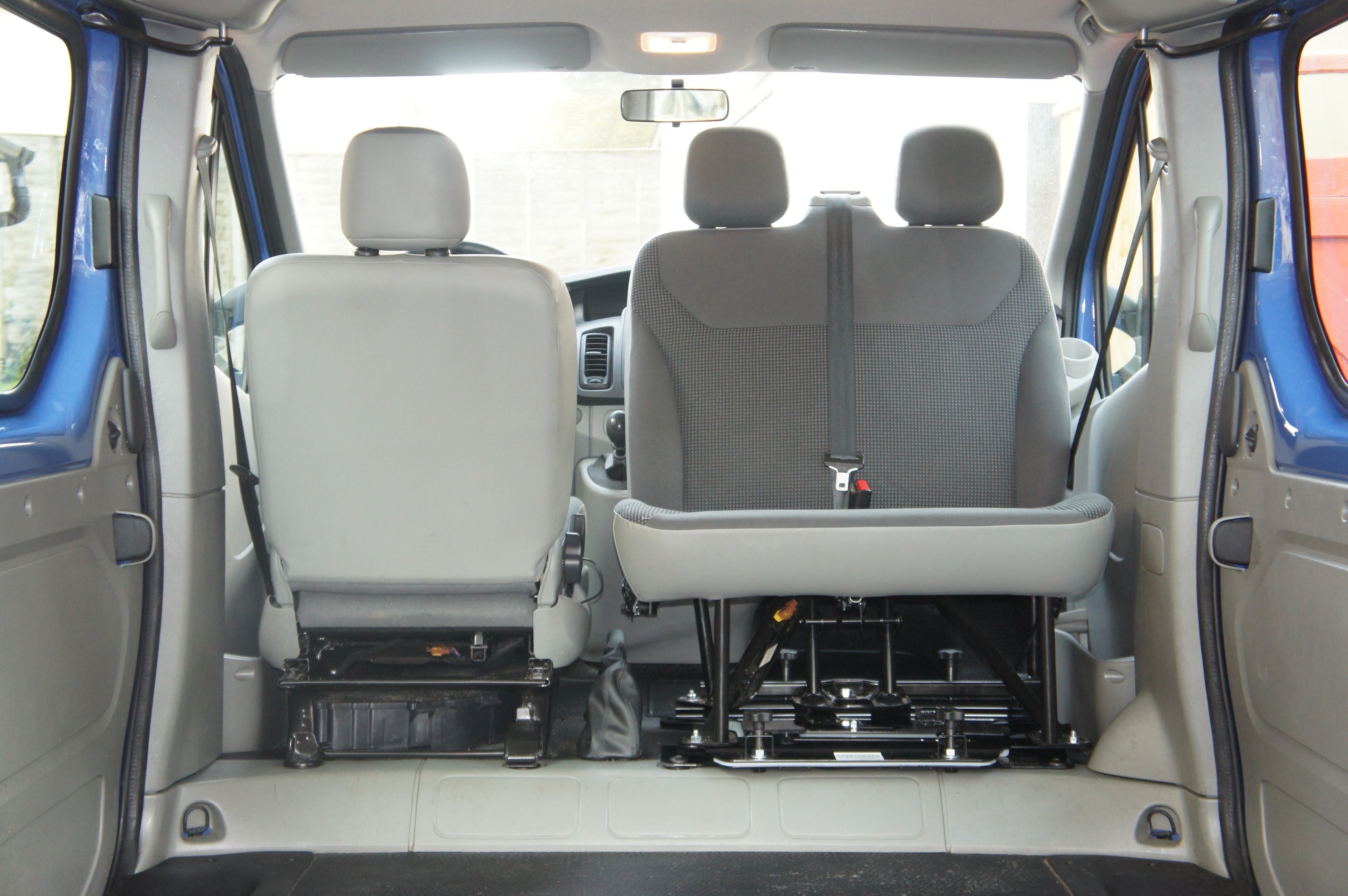 Kiravans Doppelsitz-Drehkonsole für Renault Trafic 2001-2014 - 2. Gen. (EU - Linkslenker)